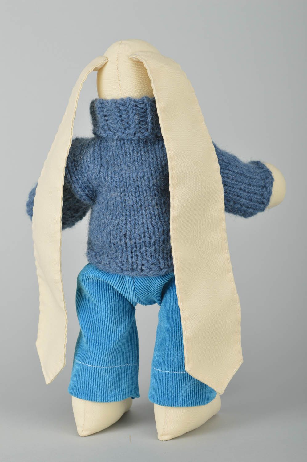 Jouet lapin fait main Peluche en tissu avec vêtements tricotés Cadeau enfant photo 5