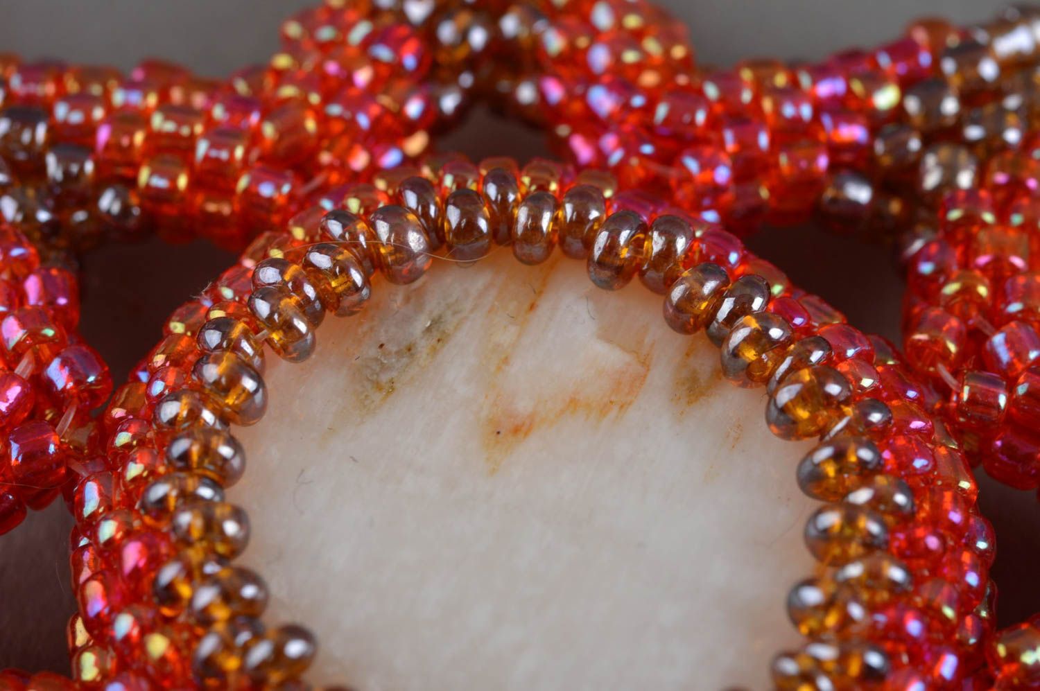 Pendentif en perles de rocaille fait main original rouge en forme de soleil photo 4
