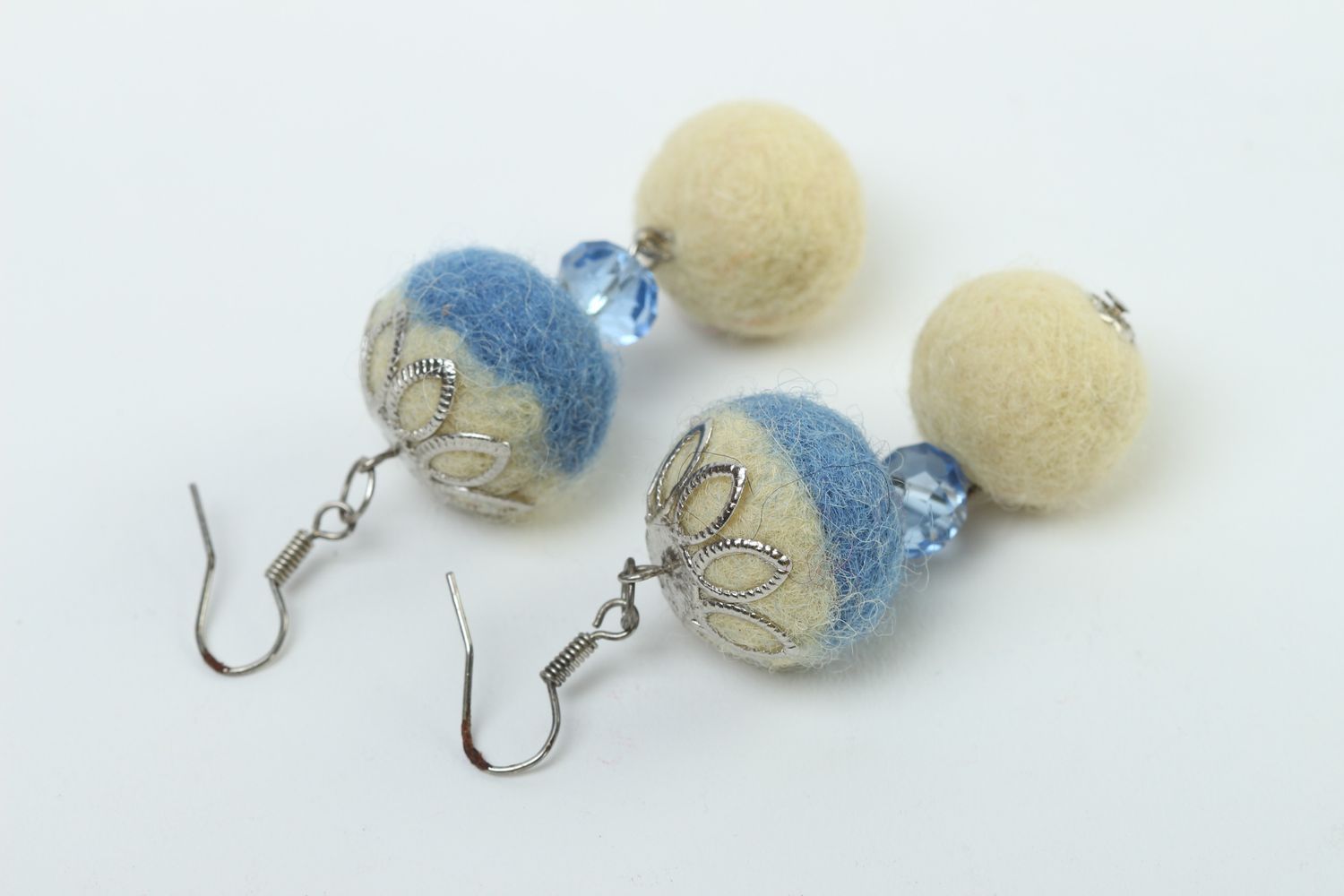 Handmade Damen Schmuck Ohrringe aus Filz Schmuck aus Wolle in Weiß und Blau foto 5
