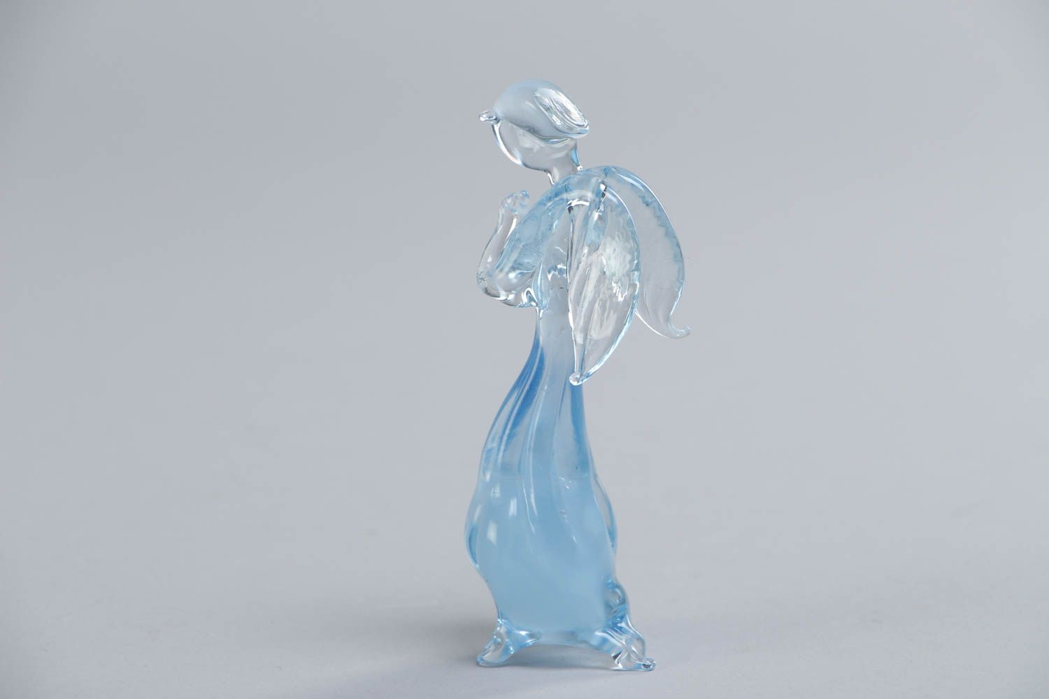 Красивая маленькая фигурка из стекла Ангел в технике лэмпворк ручной работы фото 3