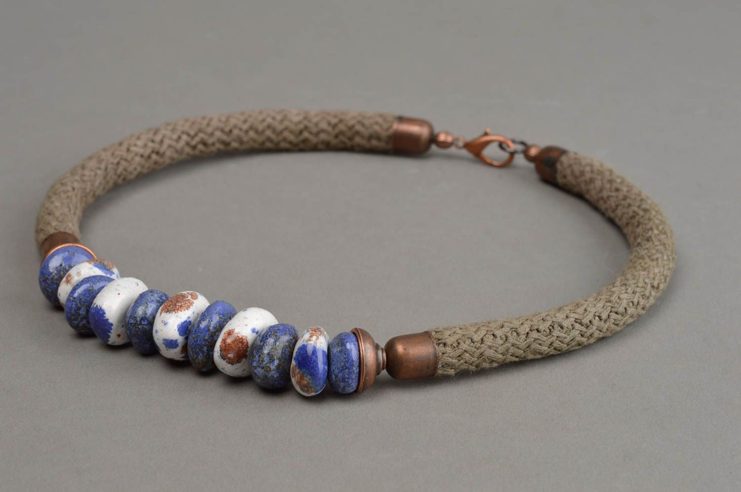 Braunes stilvolles ethnisches handgemachtes Collier aus Ton mit Perlen Stein Set foto 3