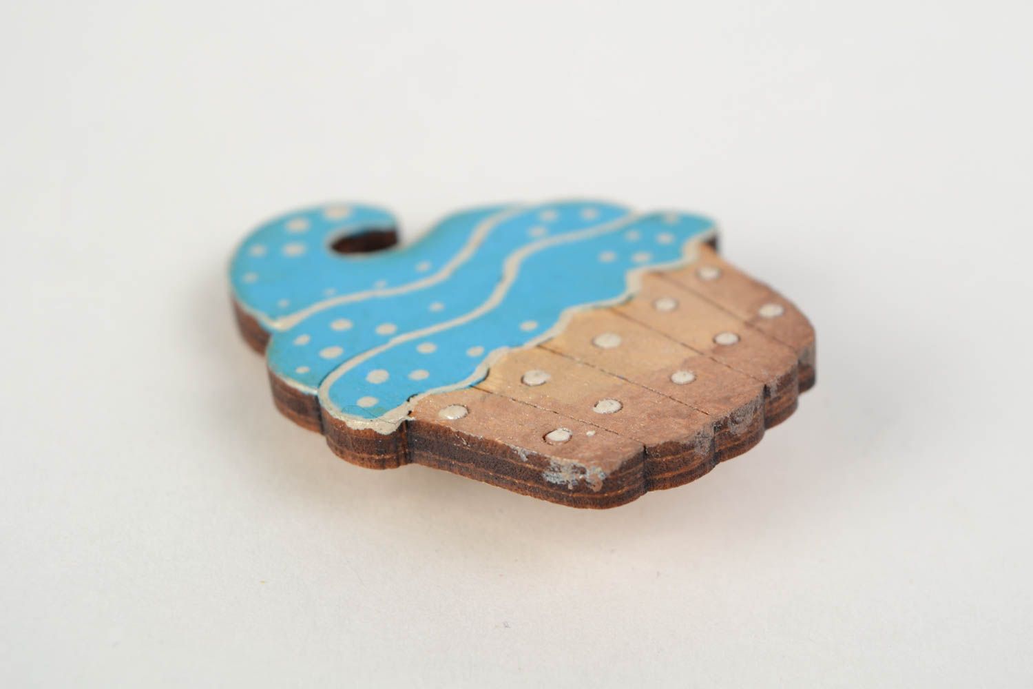 Blaue kleine Brosche aus Holz mit Acrylfarben Kuchen handmade für Kinder foto 4