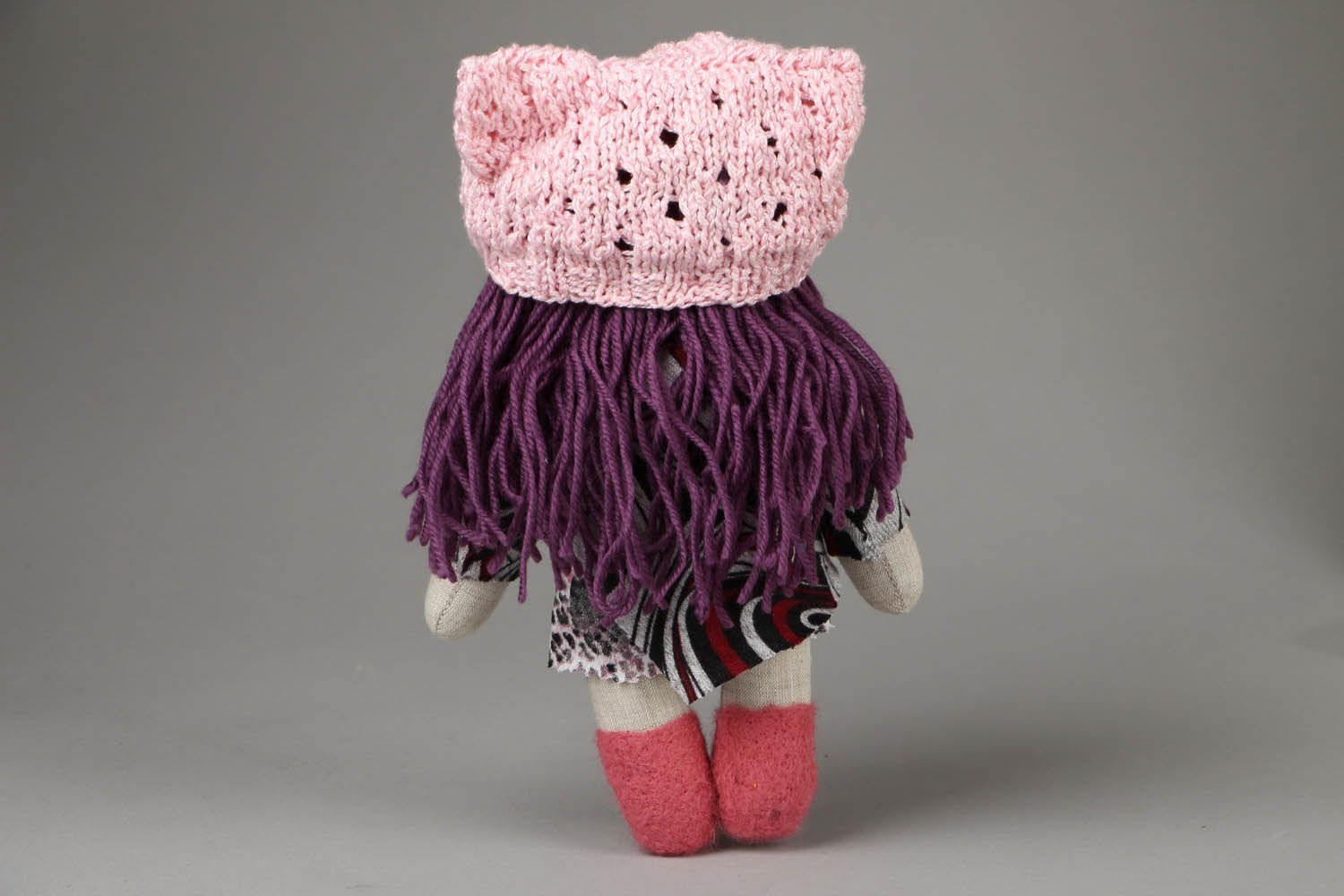 Кукла в вязаной шапке  фото 3