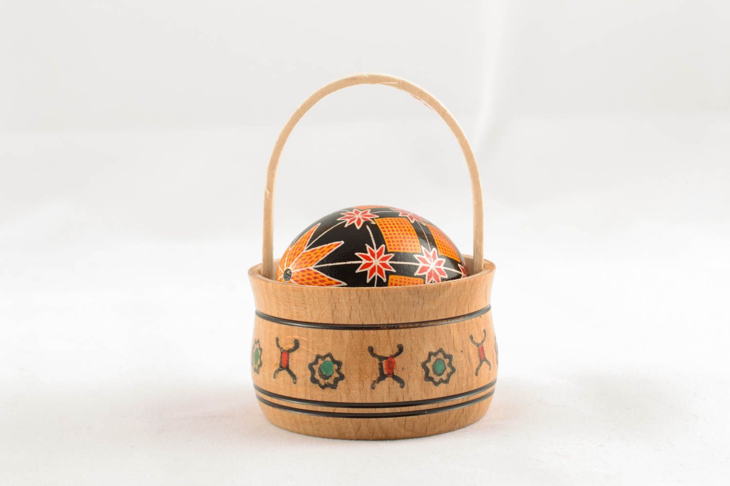 Oeuf de Pâques peint dans un panier en bois décoration originale ethnique photo 1