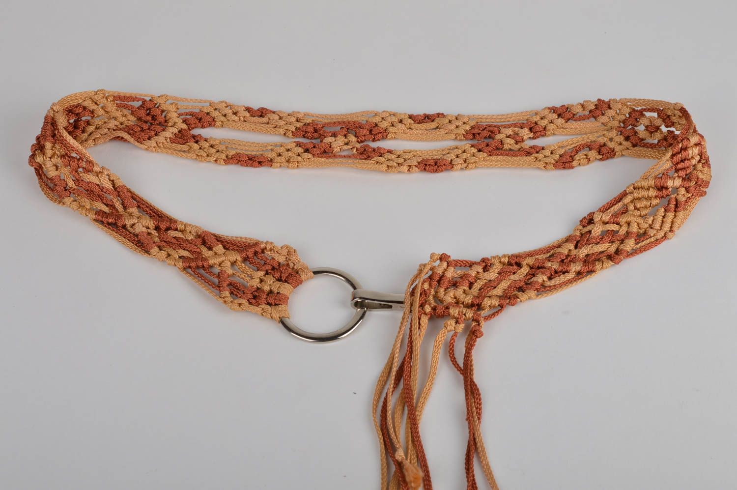 Пояс из шнурков плетеный ручной работы женский оранжево-кофейный с застежкой фото 3