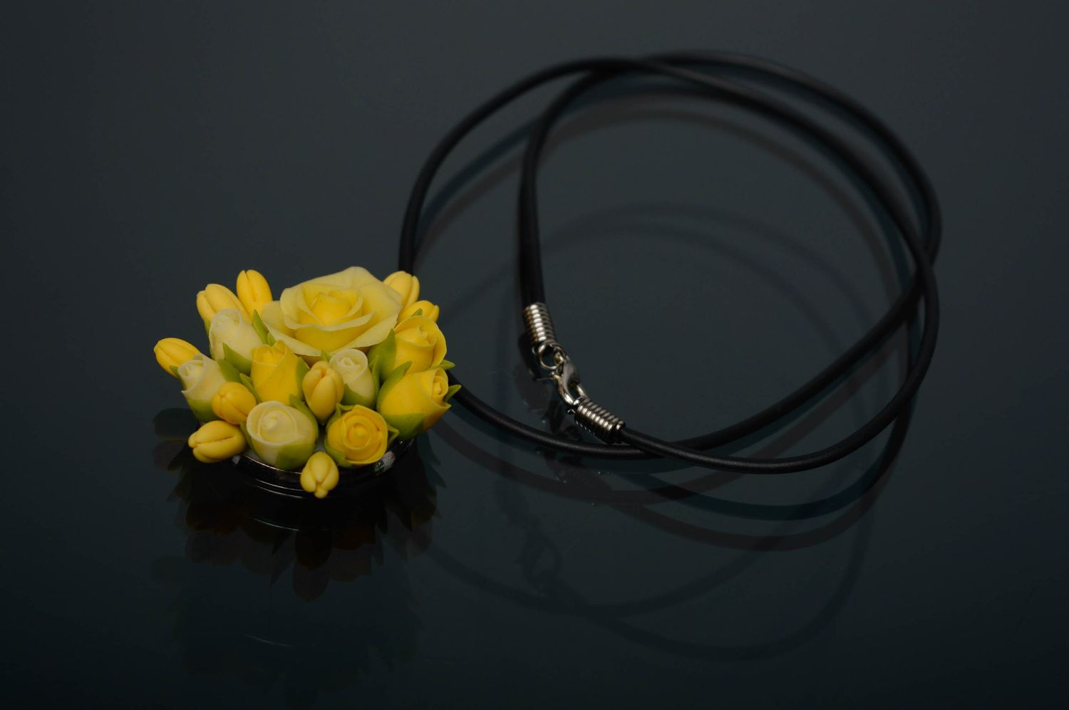 Cold porcelain pendant Yellow Roses photo 1