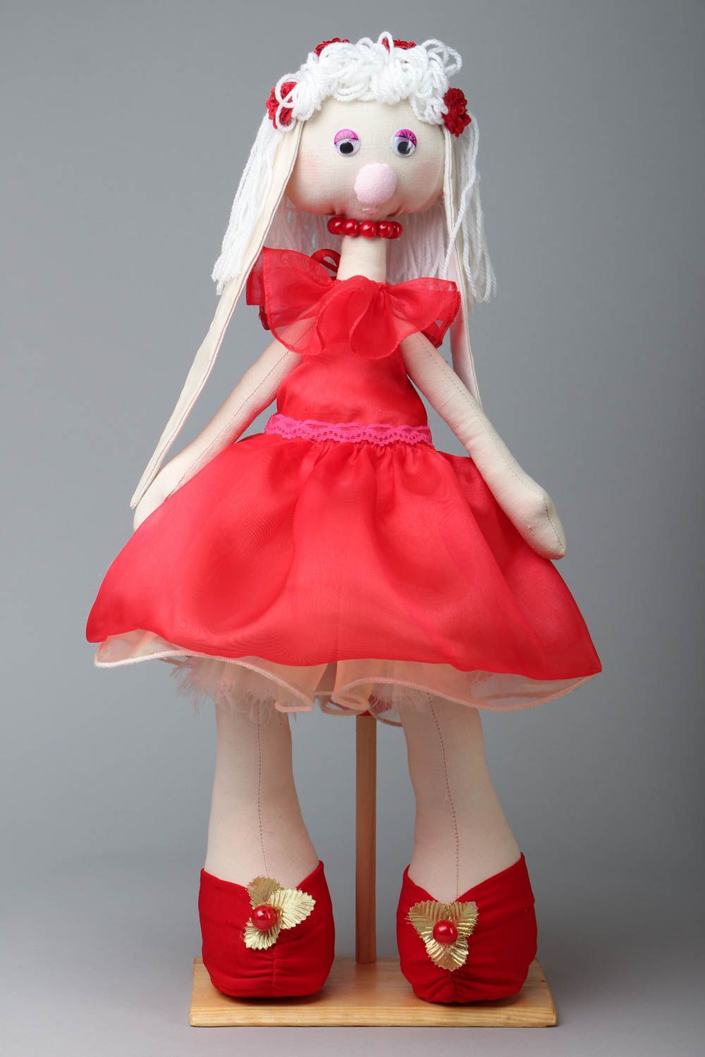 Muñeca de peluche Liebre con vestido rojo foto 1