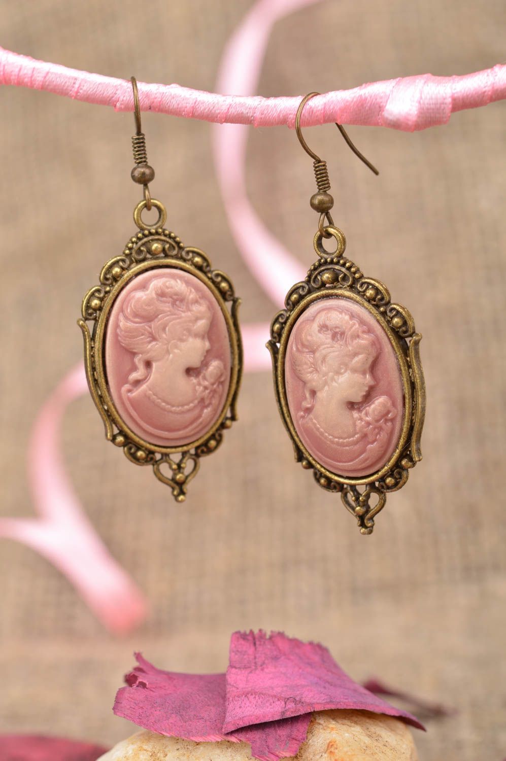 Boucles d'oreilles en métal avec camées roses pendantes vintage faites main photo 1