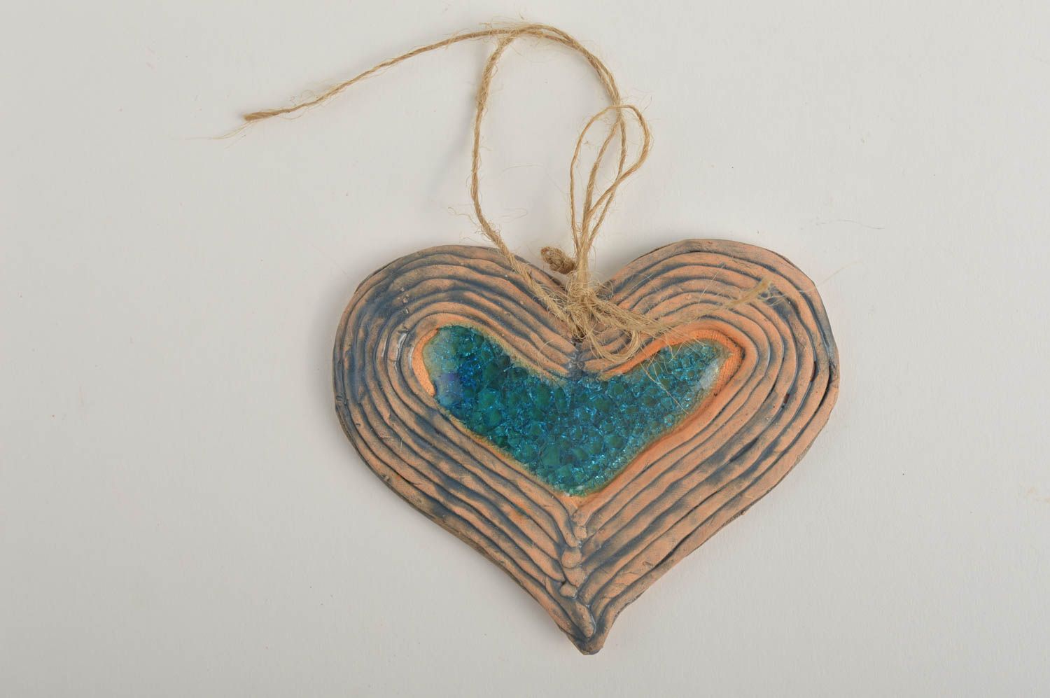 Фигурка из глины керамика ручной работы декор на стену в виде сердца с глазурью фото 3