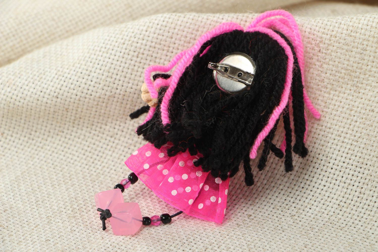 Текстильная брошь для девочки в виде куклы эмо фото 3