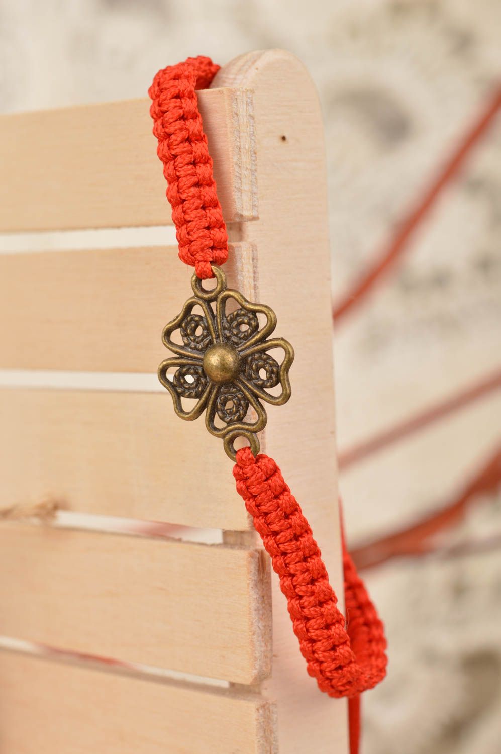 Красный браслет из шелковой нитки ручной работы на завязках на каждый день фото 1