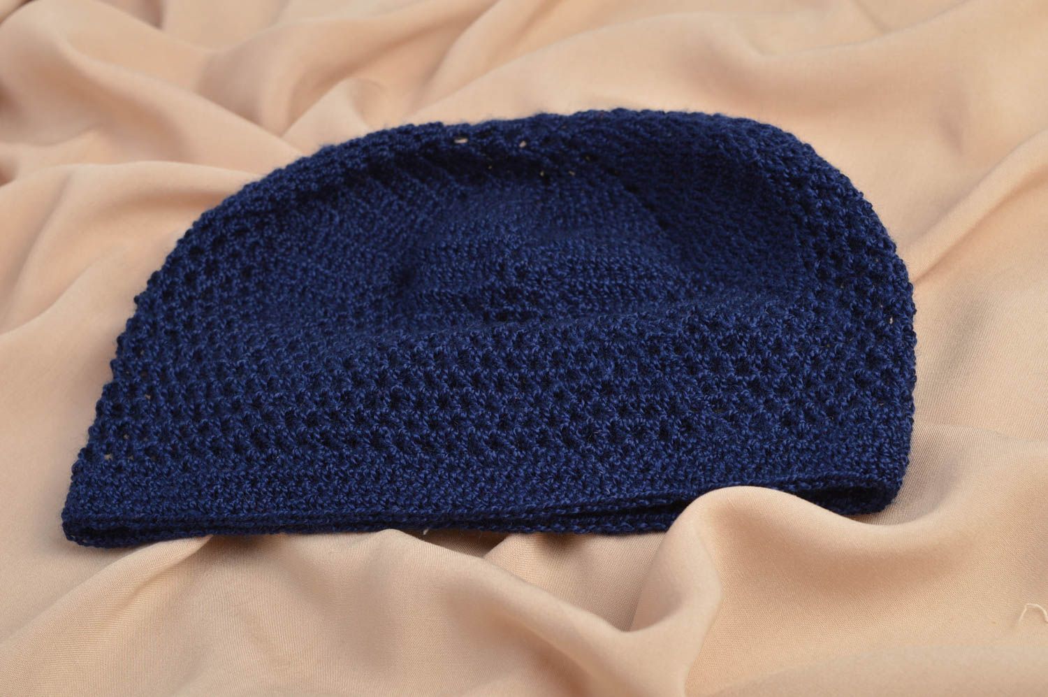 Вязаная шапка крючком ажурная синяя красивая для девочек ручной работы фото 1