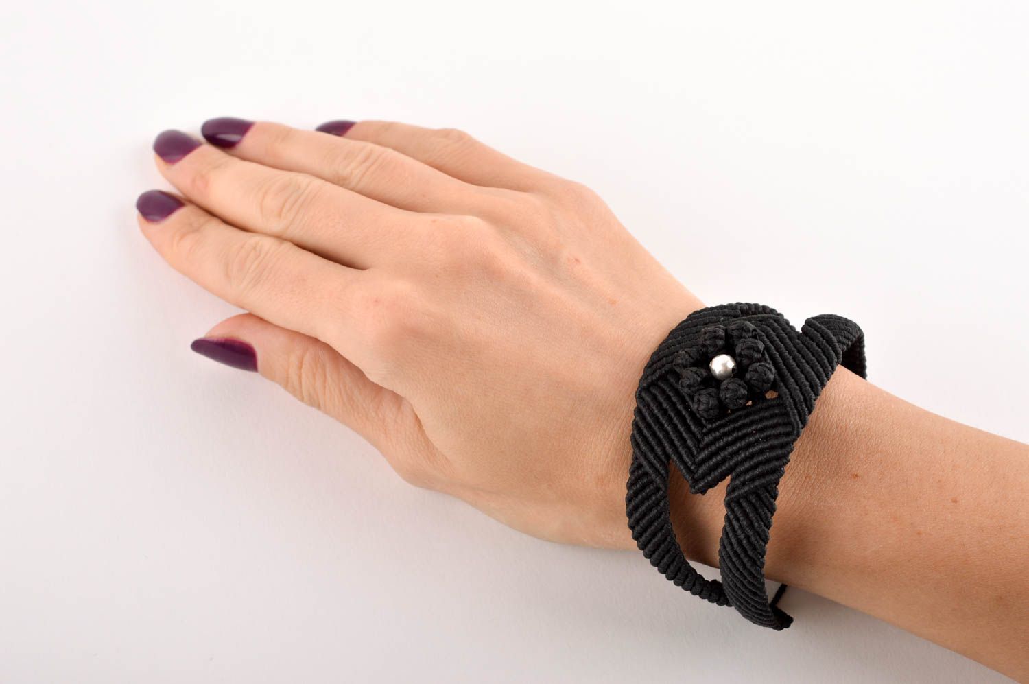 Pulsera de hilos negra hecha a mano accesorio de moda complemento para mujer  foto 5