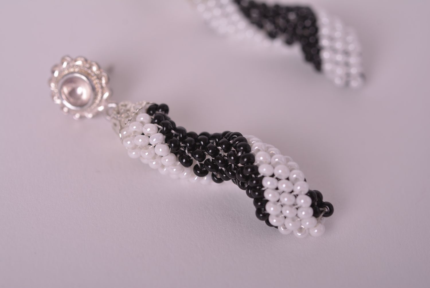 Handmade Schmuck Set aus Glasperlen Damen Collier lange Ohrringe schwarz weiß  foto 4