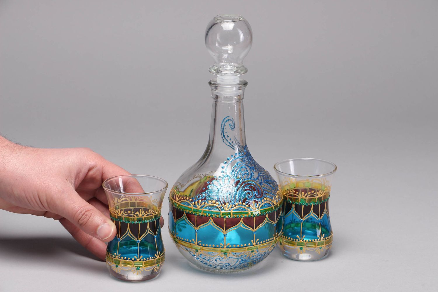 Garrafa de vidrio con vasos para bebidas alcohólicas foto 4