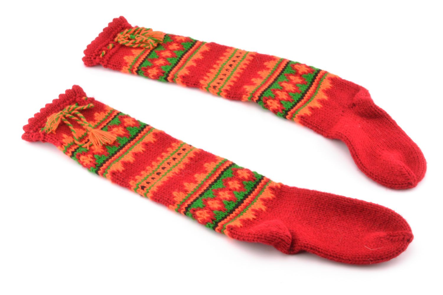 Rote selbstgestrickte Socken aus Wolle mit Ornament  foto 3
