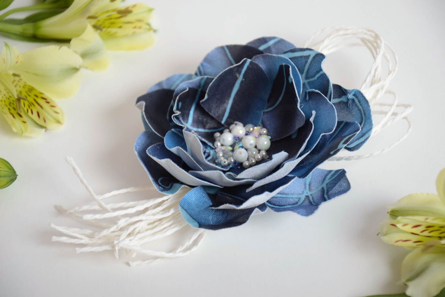 Брошь цветок из ткани синяя с бусинами красивая крупная стильная ручной работы фото 1
