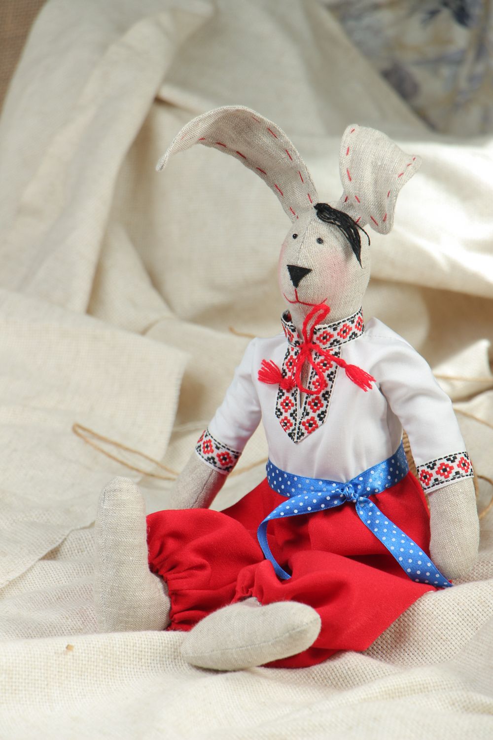 Kuscheltier Hase aus Textil im traditionellen ukrainischen Kostüm foto 4