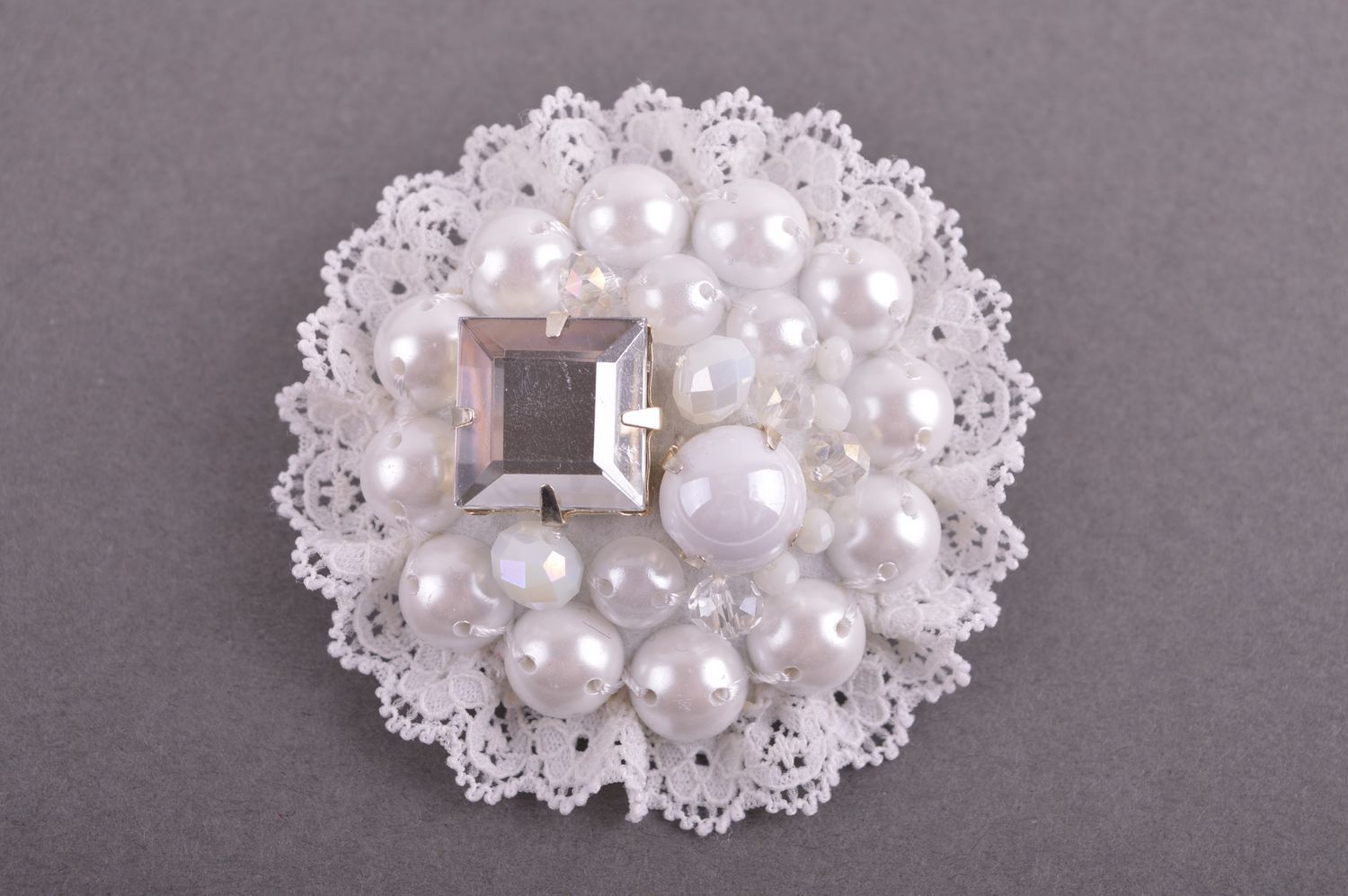 Broche blanche faite main Accessoire femme ronde perles fantaisie Cadeau femme photo 2