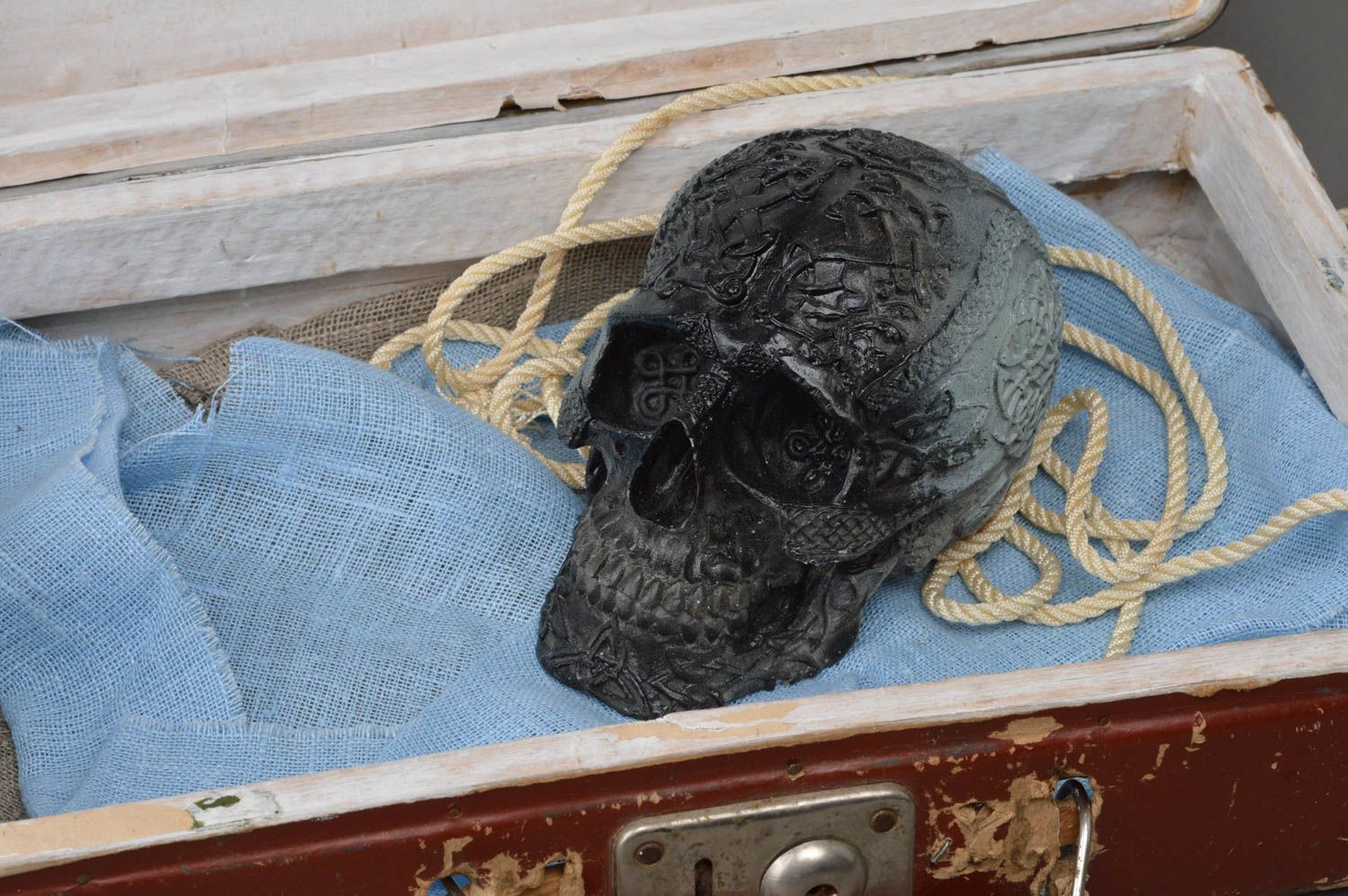 Кельтский череп из гипса черный ручной работы оригинальный настольный декор фото 1