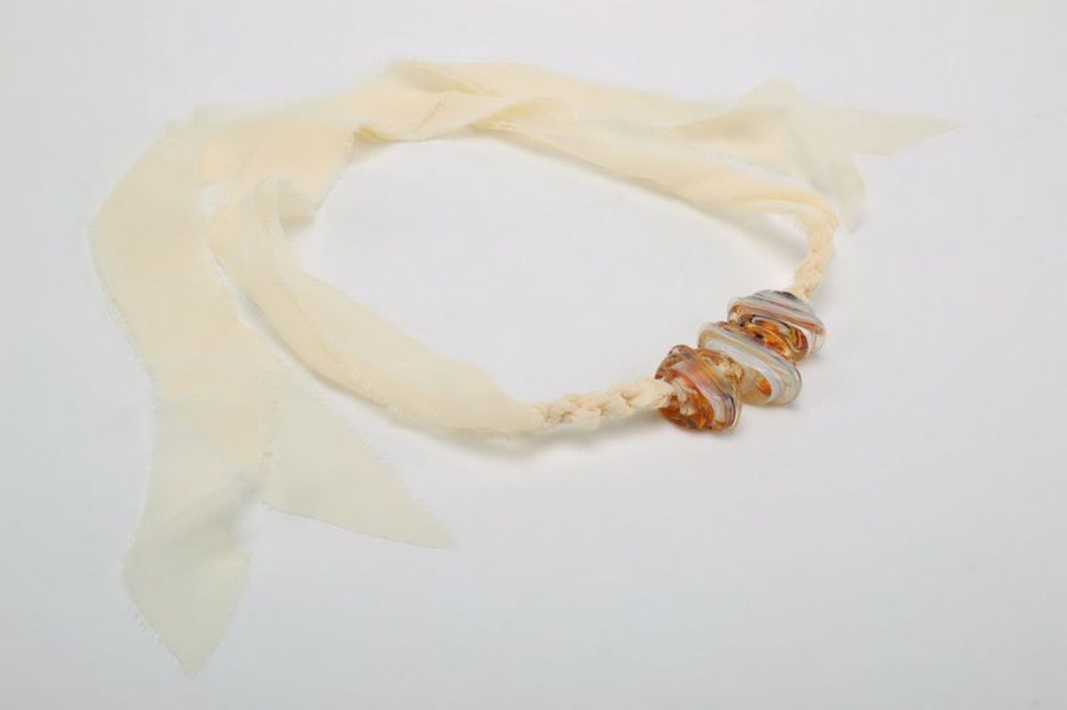 Colar branco feito de vidro durável em um cordão de couro foto 2
