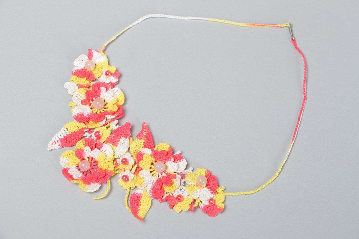 Collier textile tricoté avec perles fantaisie floral rose et jaune fait main photo 2