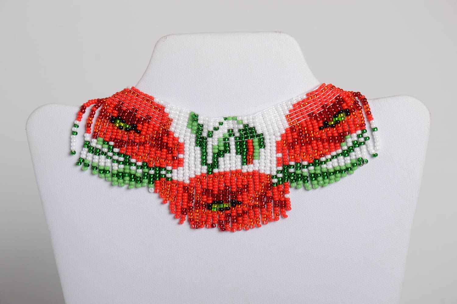 Collier en perles de rocaille blanc à fleurs rouge fait main style ethnique photo 2