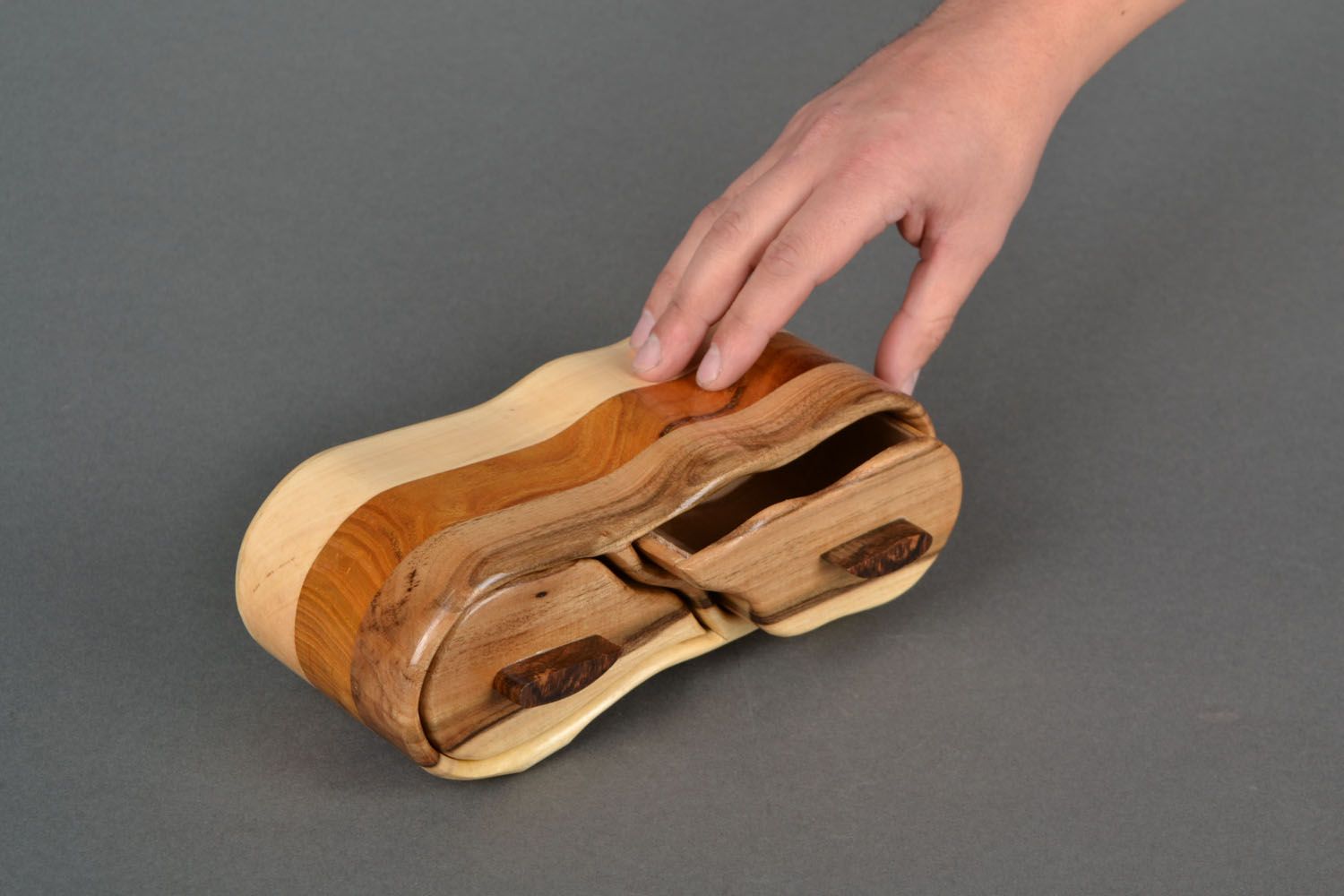 Caja de madera con forma de cómoda para joyas foto 2