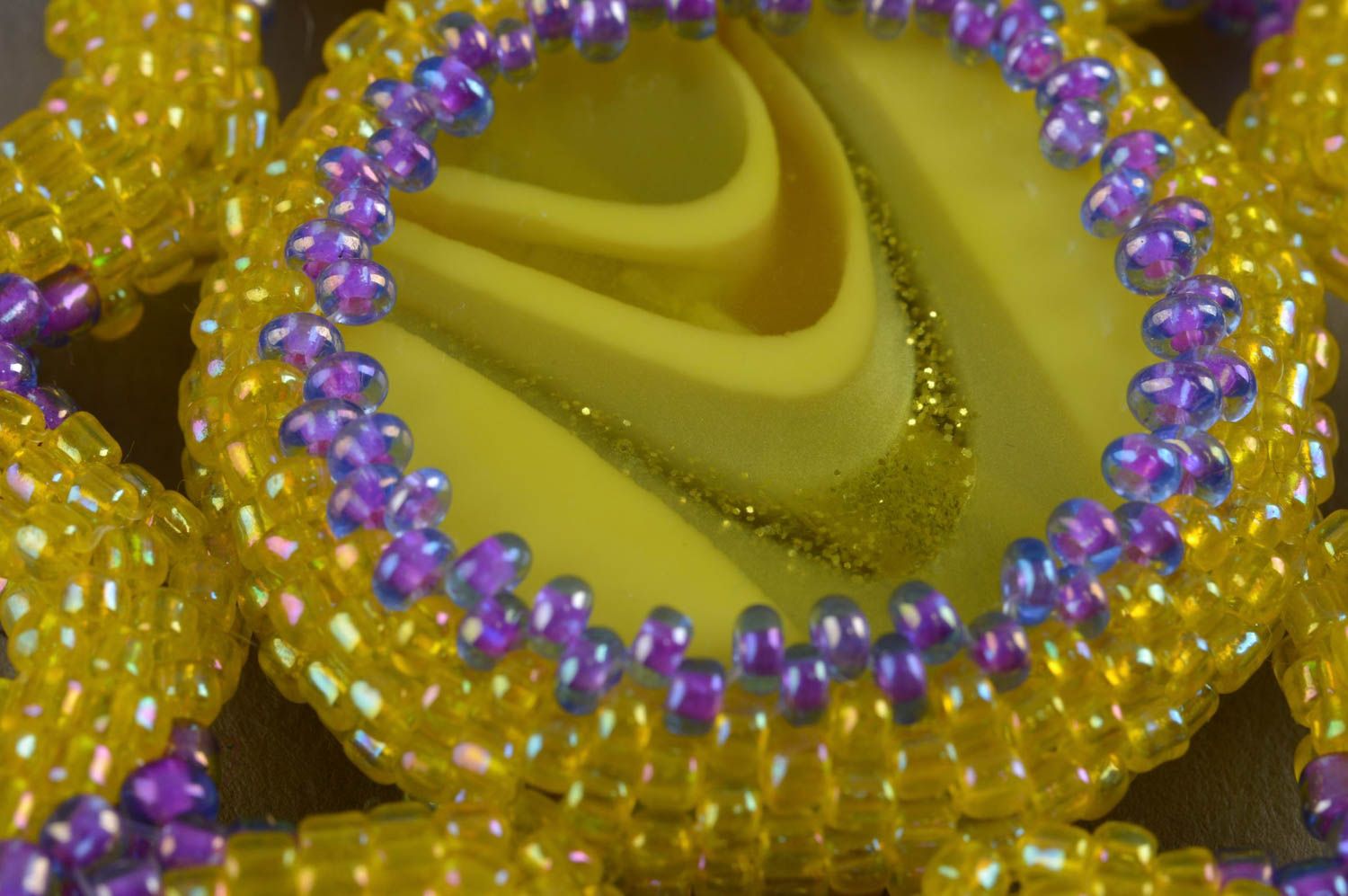 Collier en perles de rocaille avec grand pendentif étoile fait main jaune-mauve photo 5