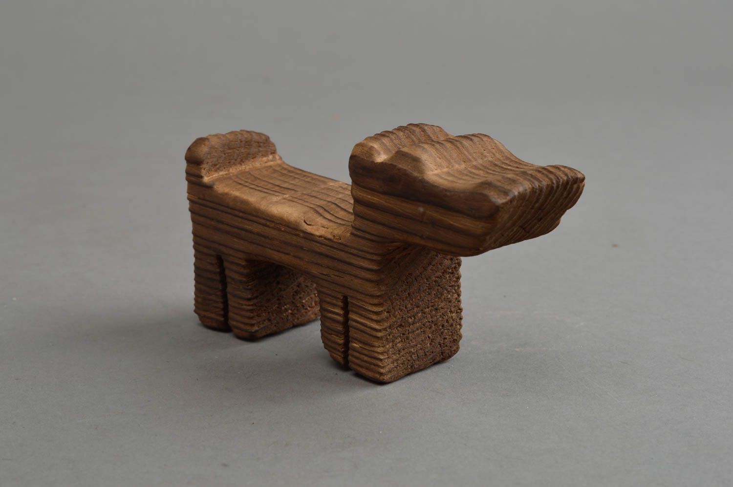 Statuette en bois petit chien faite main décoration écologique de design photo 3