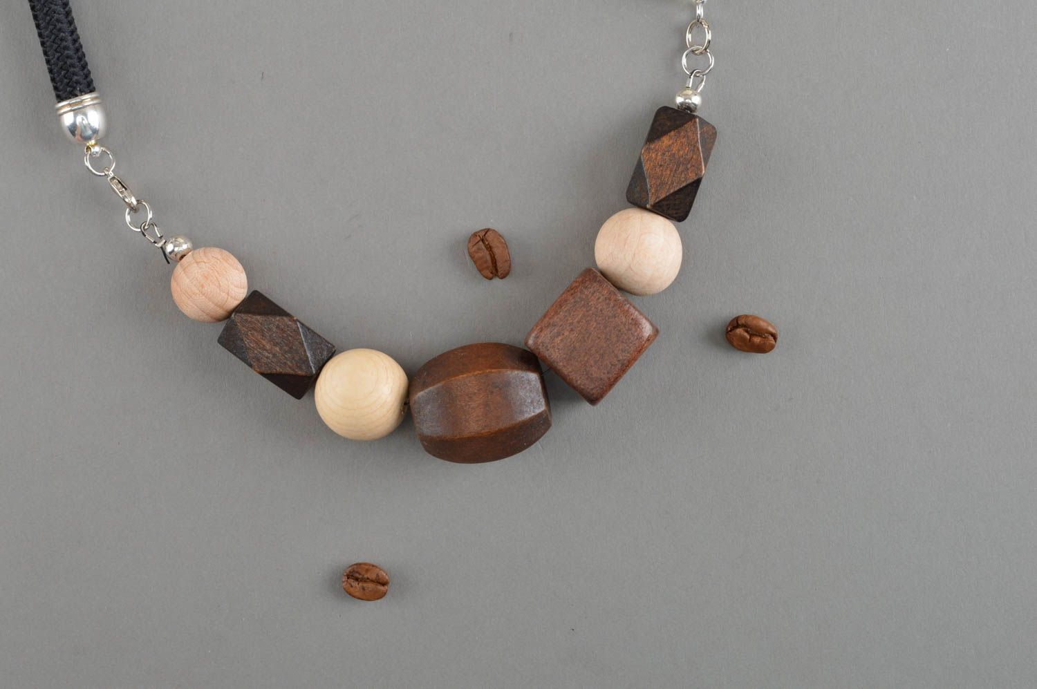 Collier en perles de bois de formes et tailles différentes sur cordon fait main photo 3