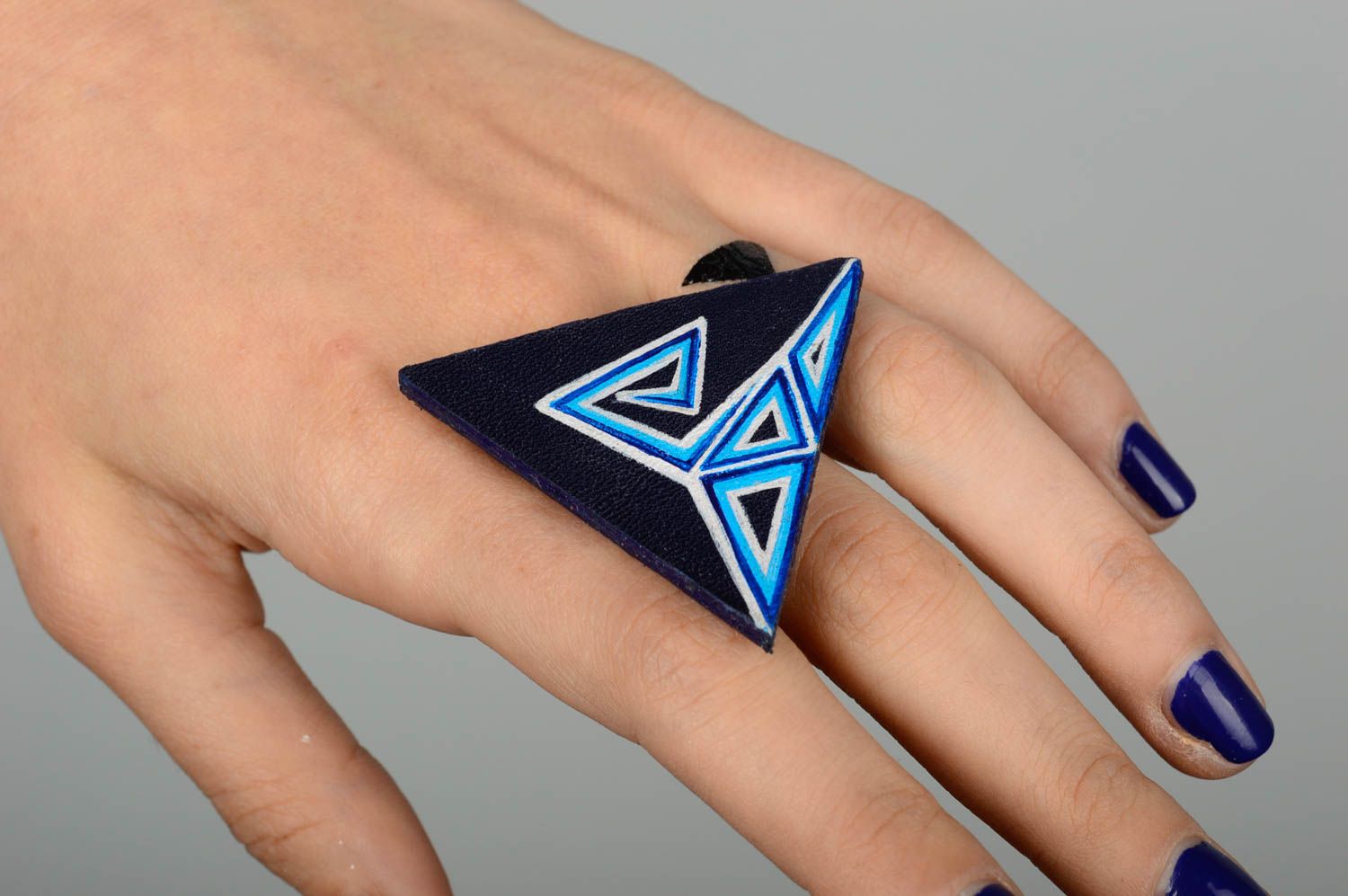Кольцо ручной работы кожаный аксессуар оригинальное кольцо с синей росписью фото 2