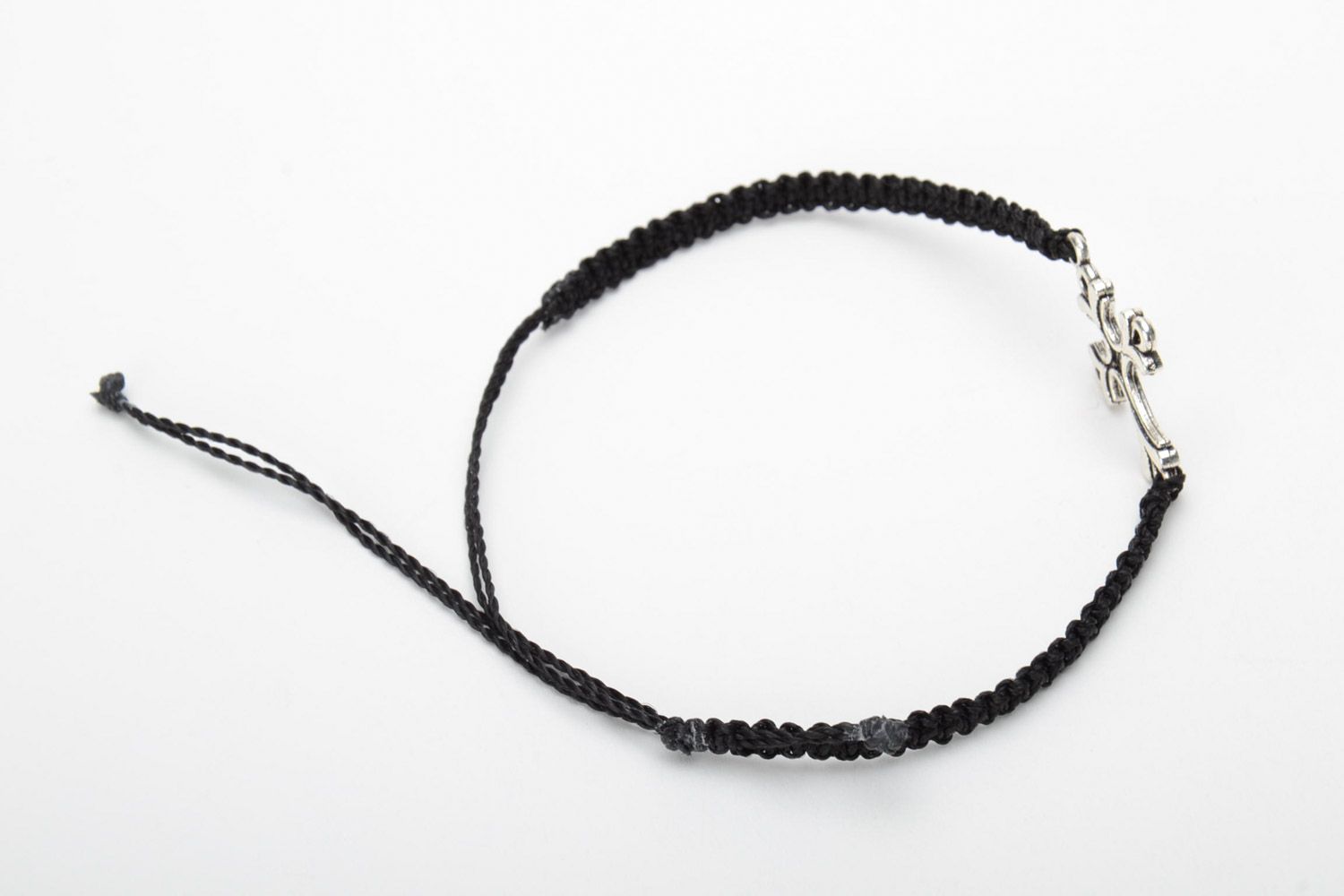 Bracelet en nylon noir étroit fait main avec croix original technique macramé photo 4