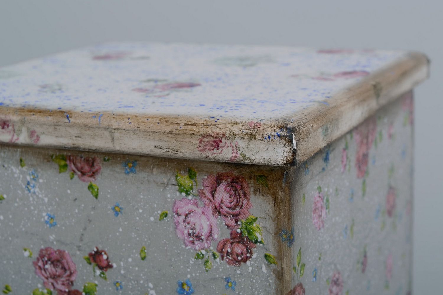 Wooden box Roses on grey background photo 4