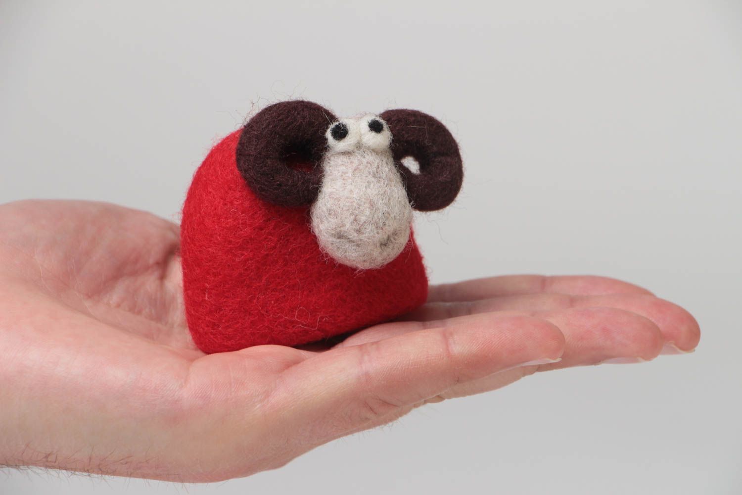 Petite figurine en laine feutrée décorative faite main originale Mouton rouge photo 5