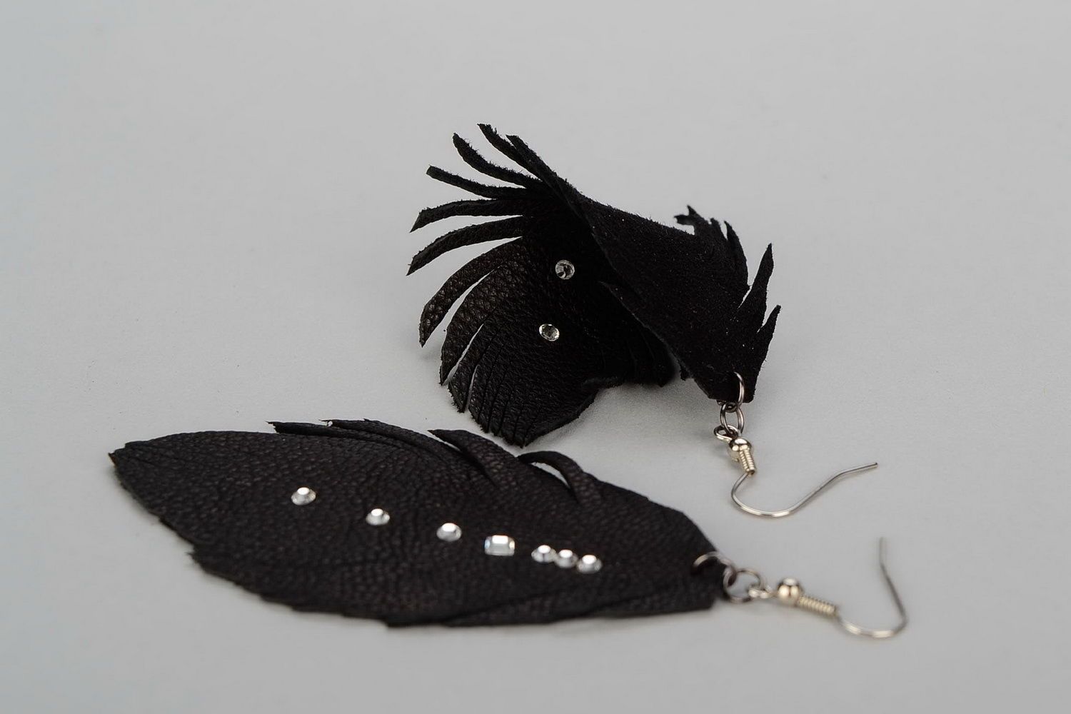 Earrings made ​​of leather in the form of feathers photo 2