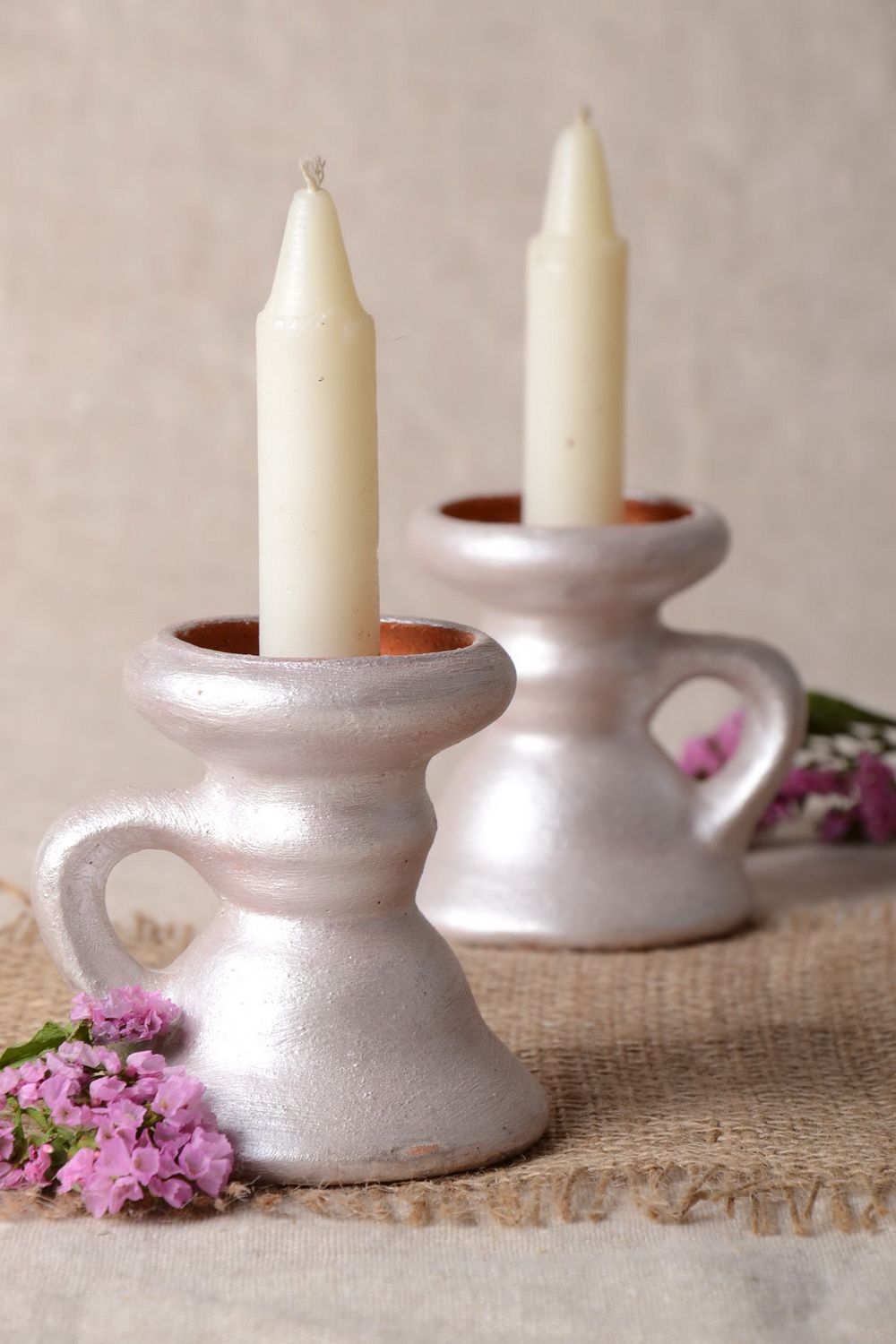 Bemalte Kerzenhalter Set aus Töpferton 2 Stück weiß handgemacht für Haus Dekor foto 1