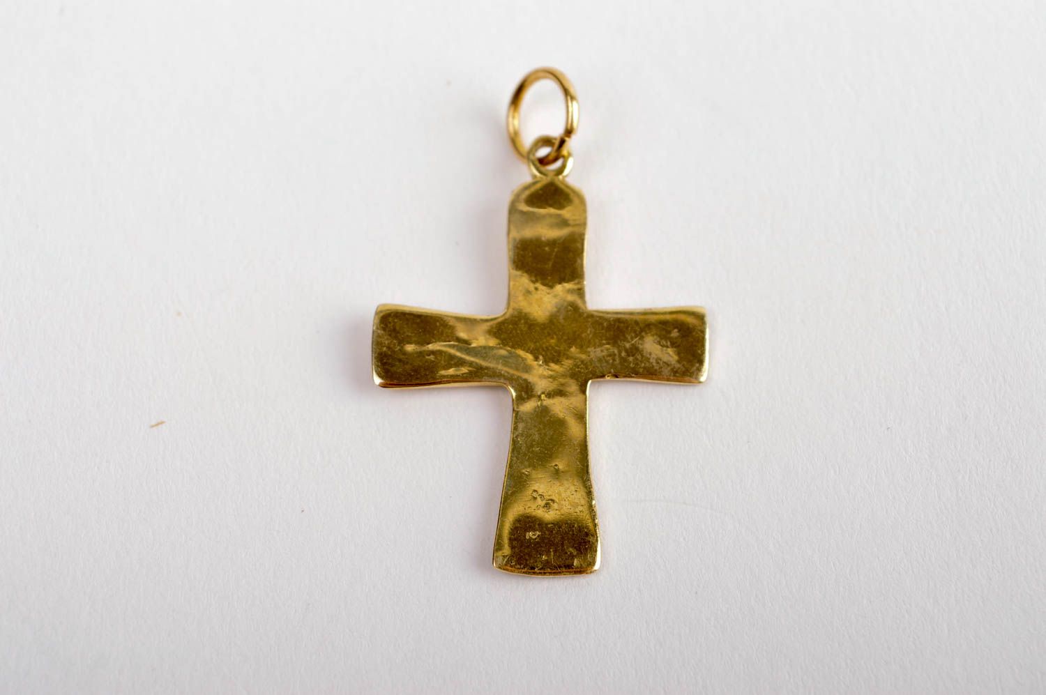Cruz metálica dorada y pequeña hecha a mano regalo original accesorio religioso foto 4