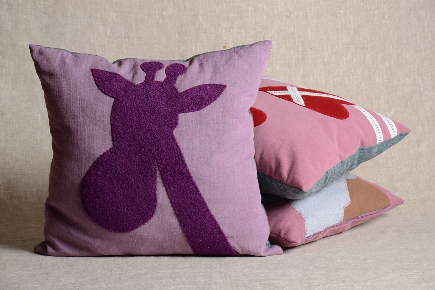 Сиреневая диванная подушка с аппликацией на молнии ручной работы детскя фото 1