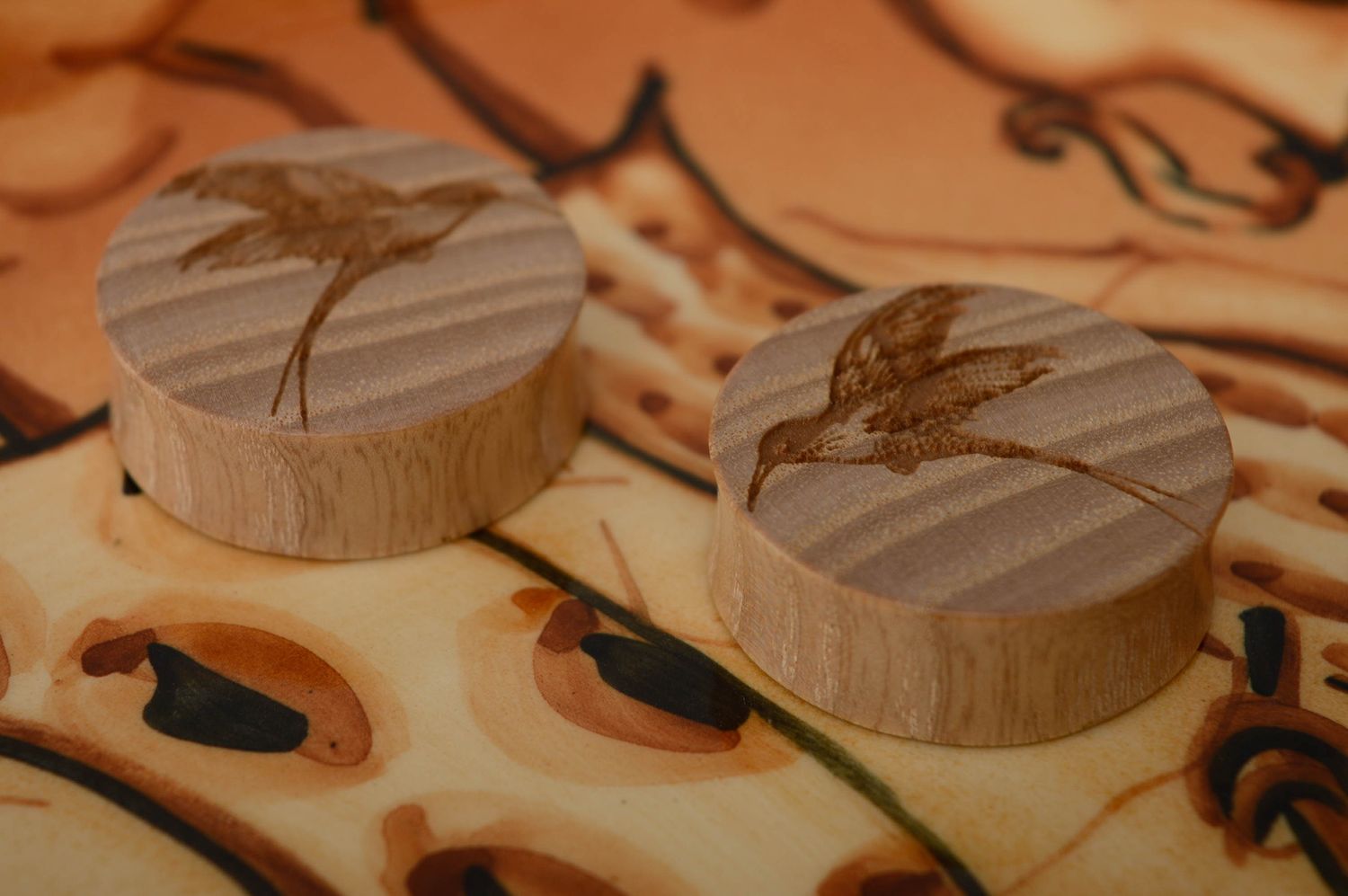 Plugs aus Holz Esche mit Kolibri Gravur foto 4