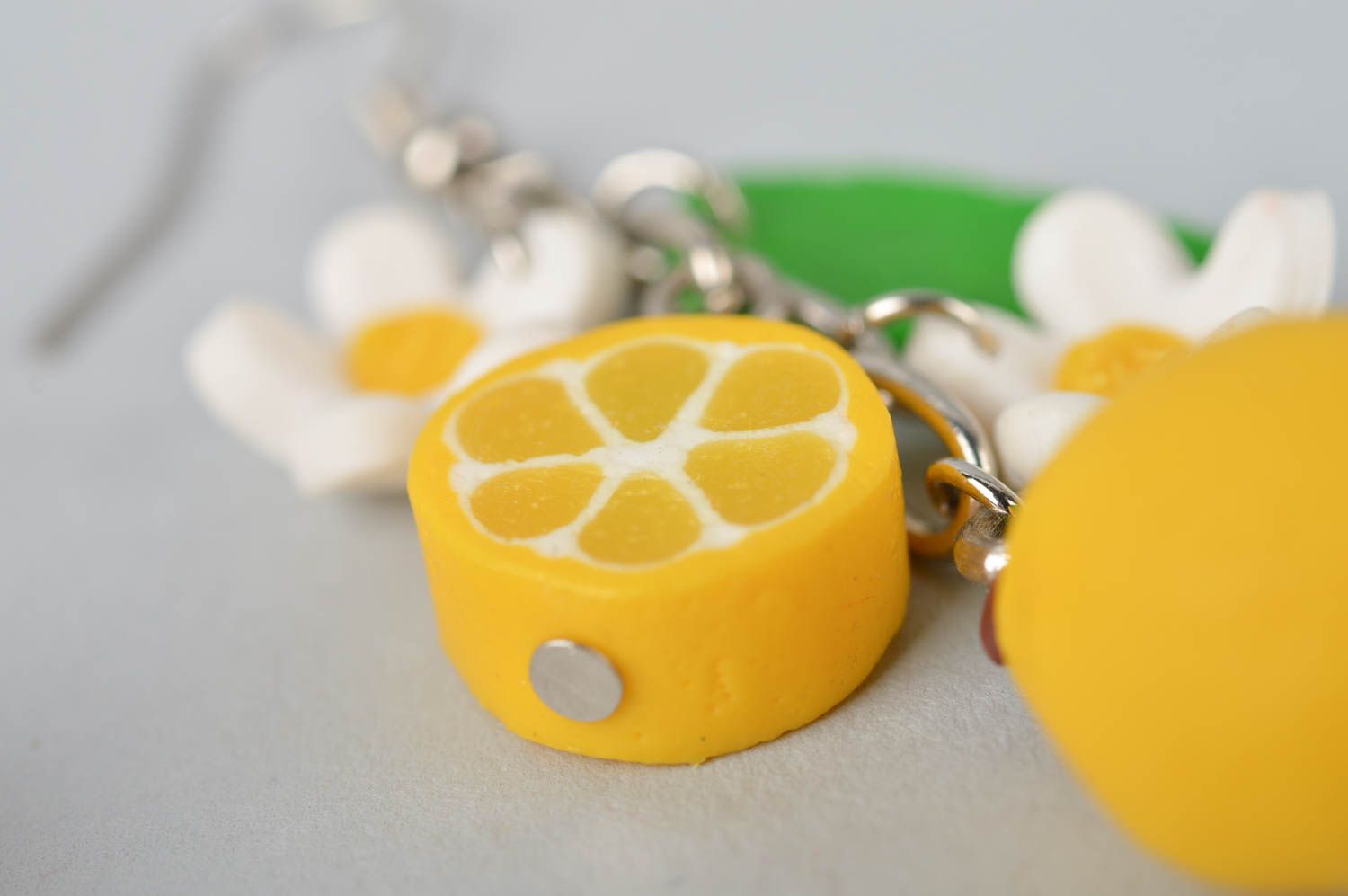 Boucles d'oreilles pendantes Bijou fait main citron design Accessoire femme photo 3