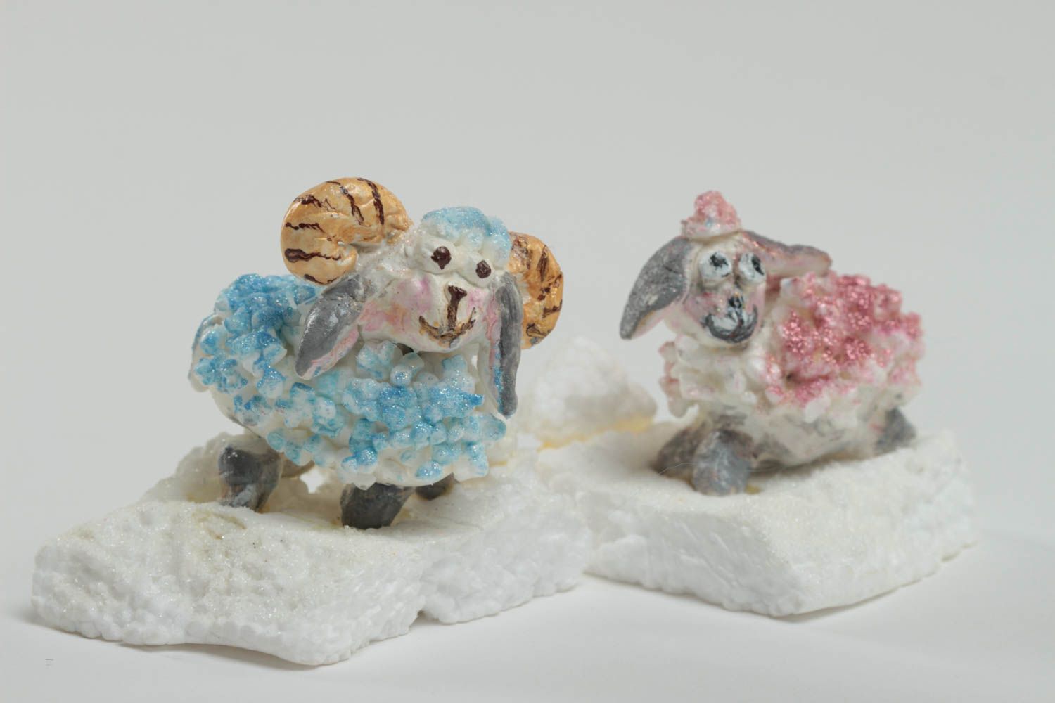 Figurines décoratives faites main en argile polymère peintes Moutons 2 pièces photo 2