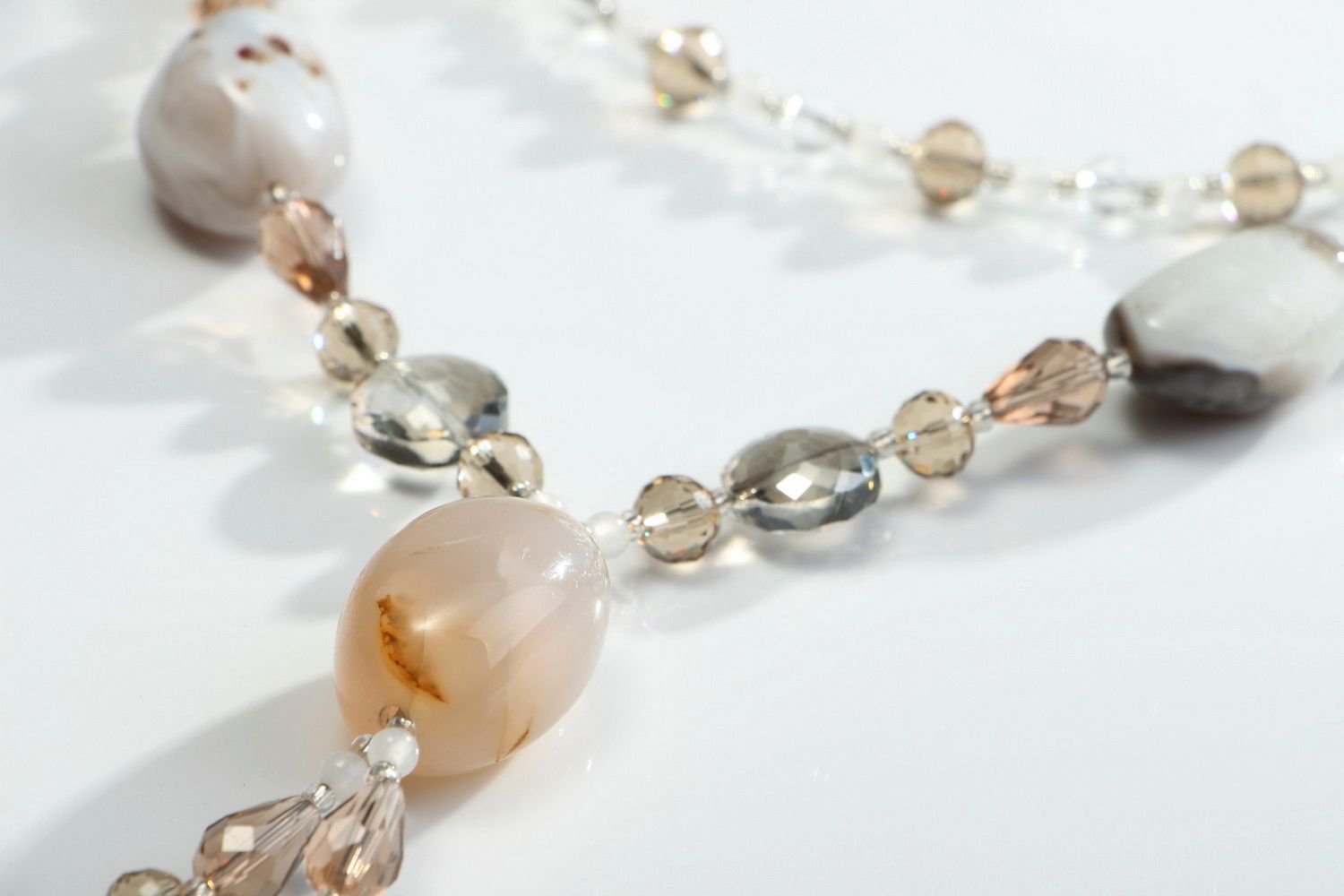 Lange Halskette aus Natursteinen Agat und Kristall  foto 3