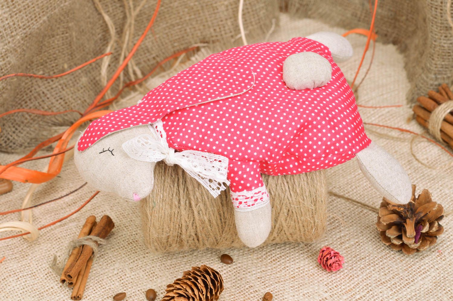 Розовая детская игрушка грелка с вишневыми косточками в виде зайчика ручной работы фото 1