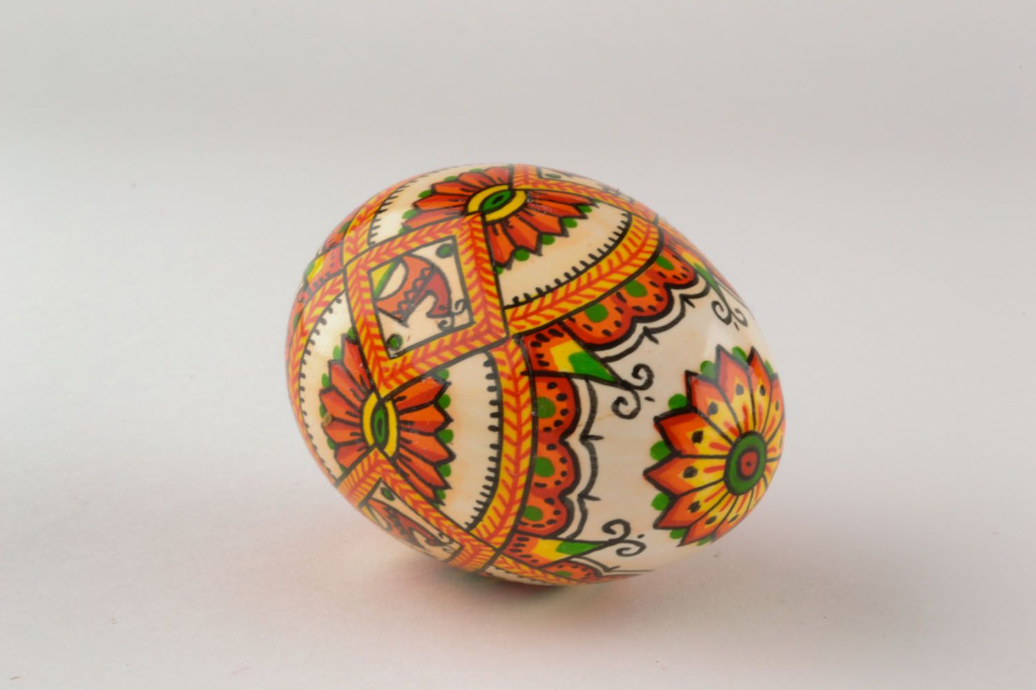 Деревянное яйцо с этническим орнаментом  фото 2