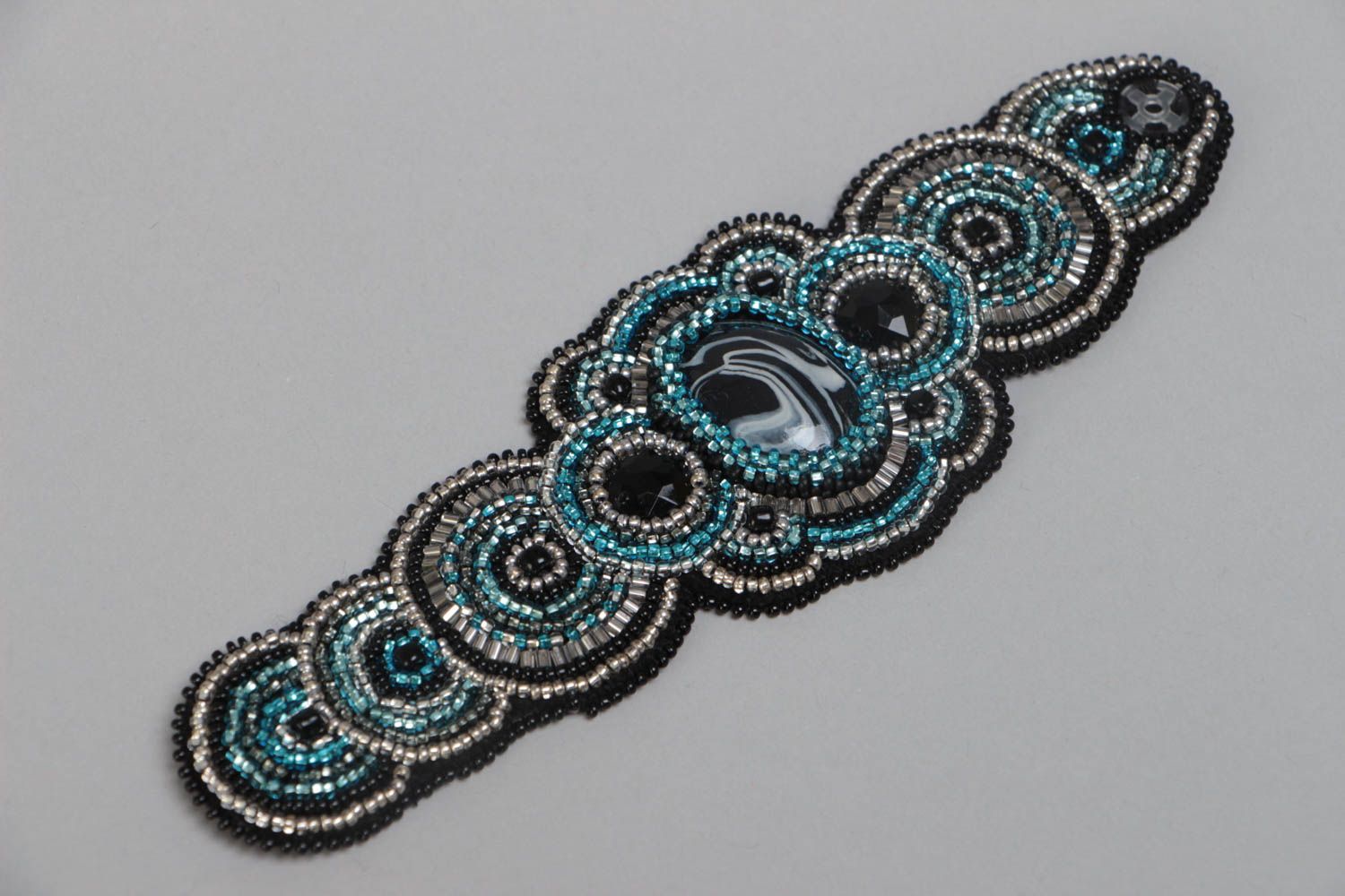 Schwarzes besticktes handmade Armband aus Glasperlen mit Plastikverschluss foto 2