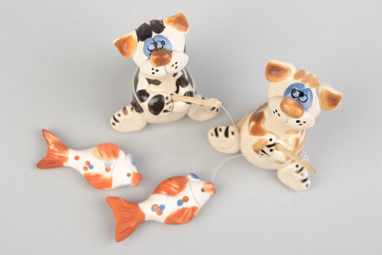 Conjunto de figuras de barro de cerámica artesanal gatos con peces foto 3