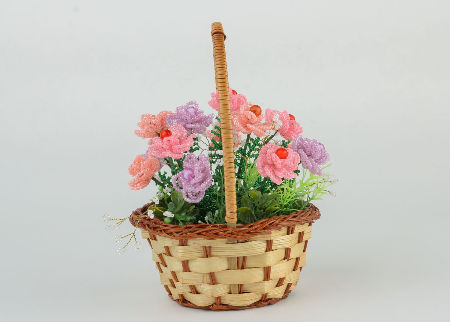 Ramo de flores em cesta de miçangas  foto 3