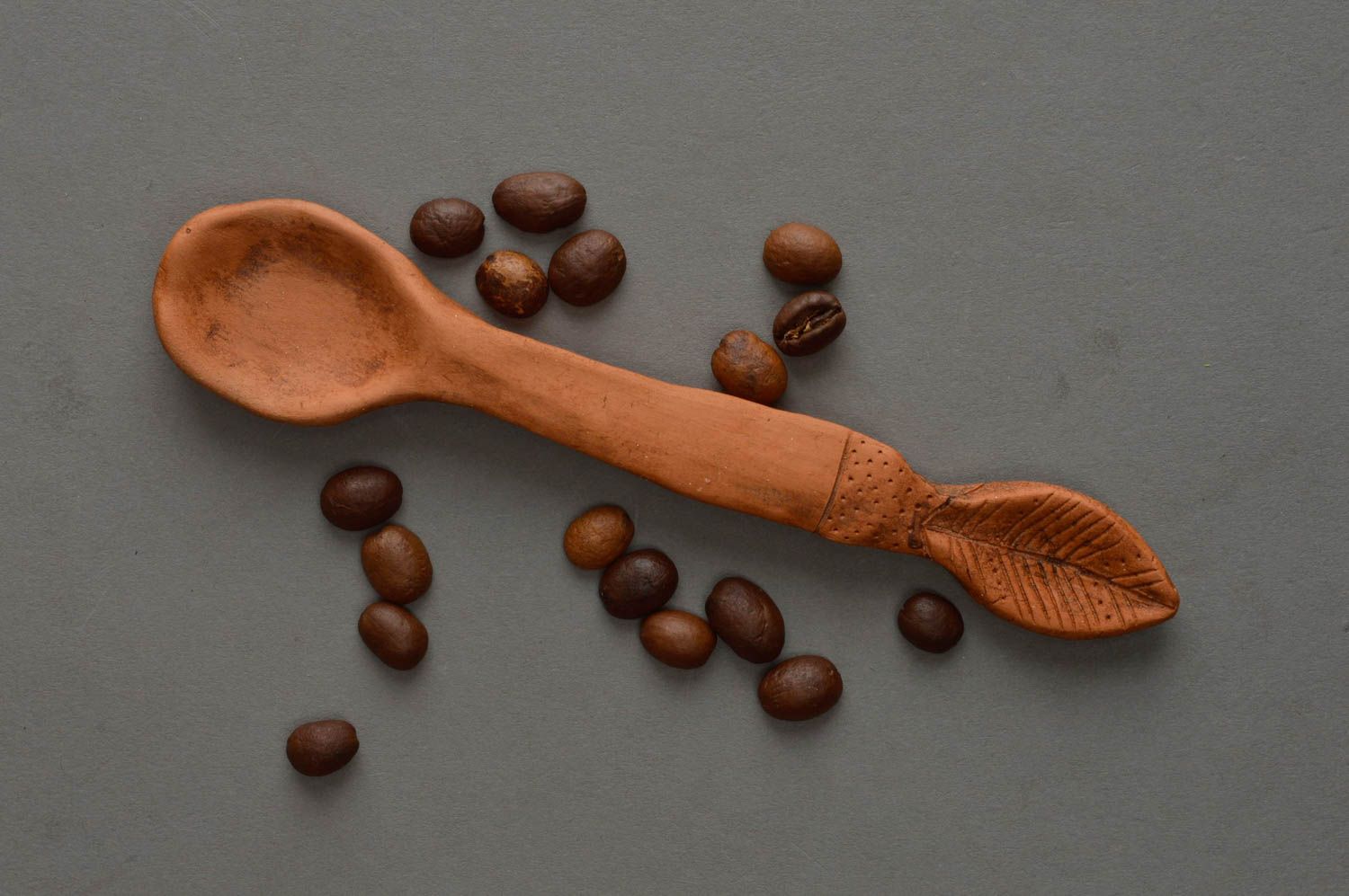 Необычная коричневая керамическая ложка из красной глины Листочек ручная работа фото 1