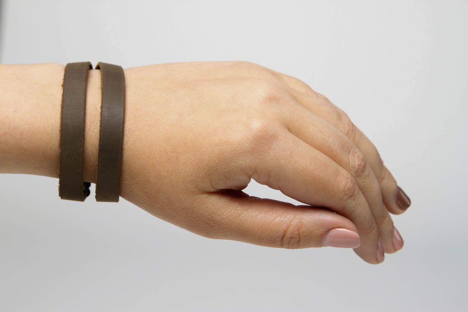 Bracelet cuir Bijou fait main brun boutons en métal Accessoire en cuir design photo 2